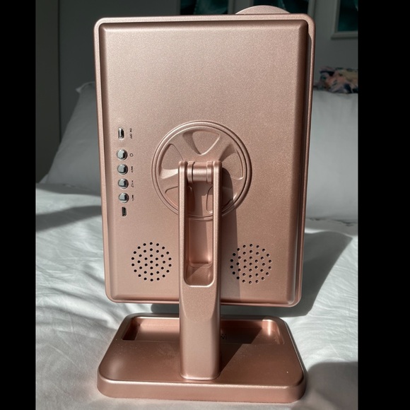 Makeup mirror with zoomed mirror - Picture 2 of 4